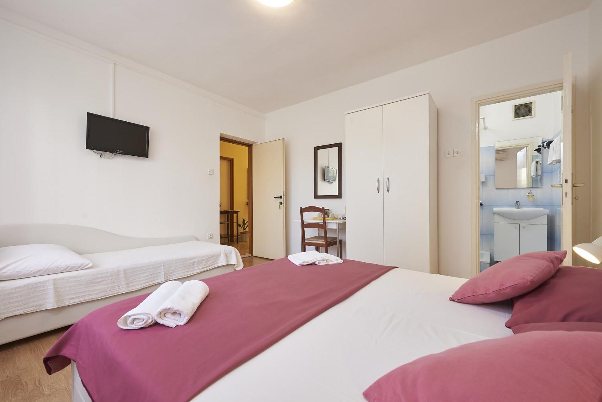 Apartments And Rooms With Parking Space Trogir - 13102 Zimmer foto